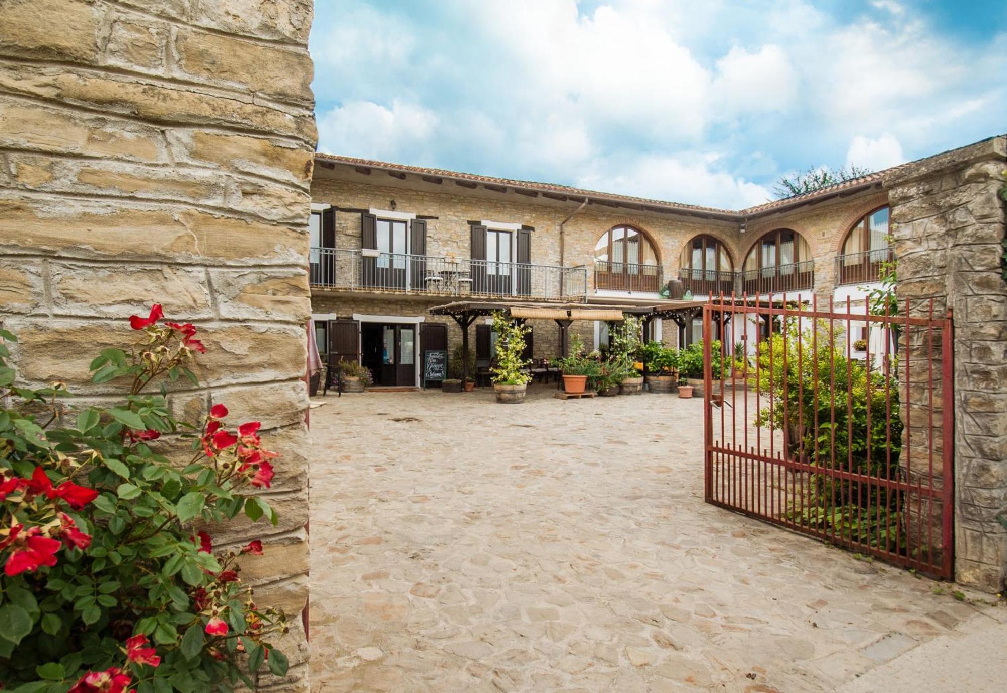 Agriturismo Tenuta San Giuseppe Коссано-Бельбо Экстерьер фото