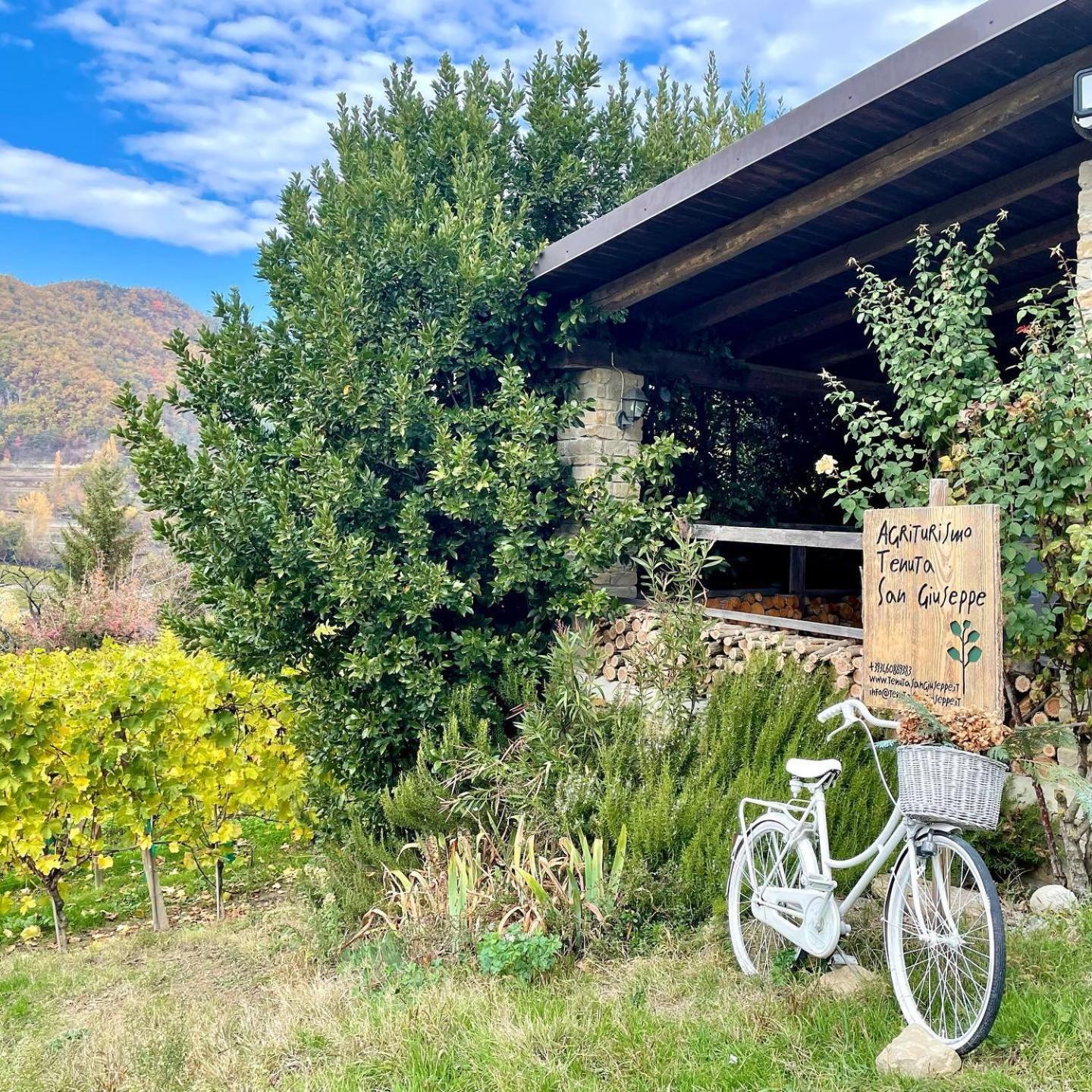 Agriturismo Tenuta San Giuseppe Коссано-Бельбо Экстерьер фото